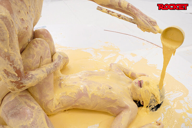 全身黄色いソースでドロドロぬるぬるまみれメッシー