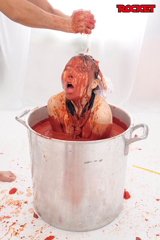 鍋の中で全身ドロドロぬるぬるトマトまみれメッシー